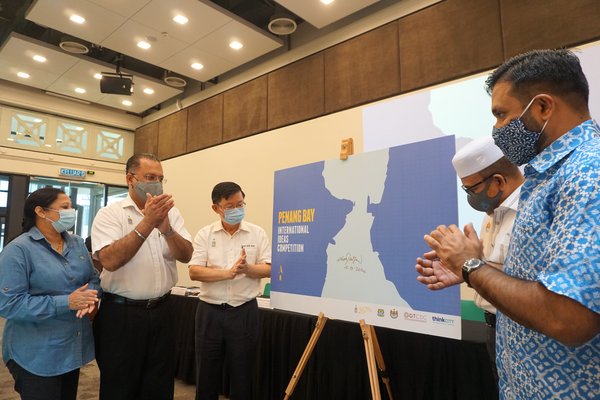 YAB Tuan Chow Kon Yeow, Ketua Menteri Pulau Pinang (ketiga dari kiri), dengan rasminya melancarkan Penang Bay Ideas Competition
