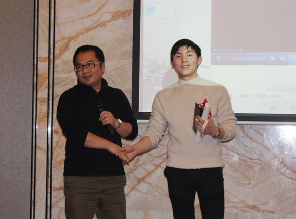 杨增（右）荣获2015年度优秀员工奖，总经理马劲松（左）为其颁奖