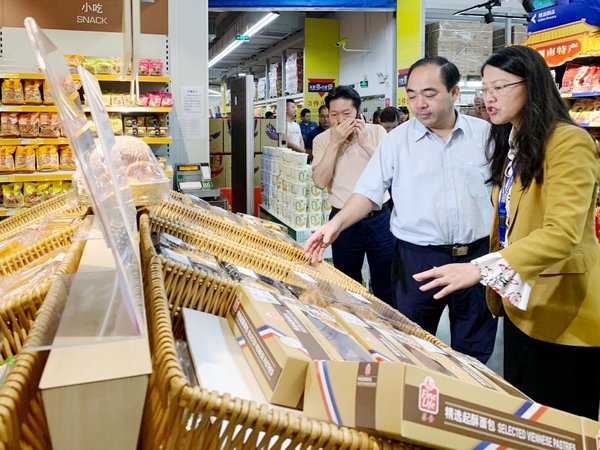 麦德龙株洲商场总经理邓小洁向阳卫国市长介绍麦德龙自烤烘焙产品