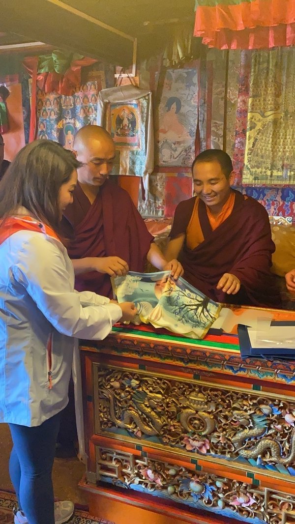 CGTN 기자 Li Jingjing이 타쉬 룬포 사원에서 '살아있는 부처'인 '경포'를 만났다.  /CGTN