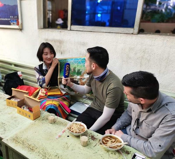CGTN 기자들이 팔로워 수가 약 150만 명에 달하는 티베트의 인터넷 유명인사 Lhamo와 대화를 나누고 있다. /CGTN