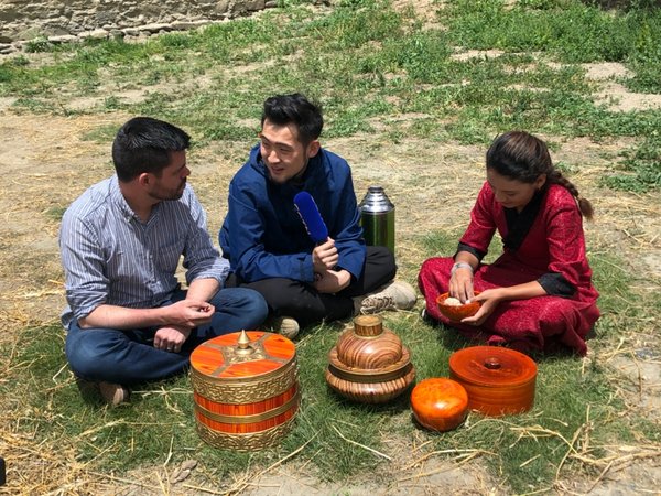 Uống trà Tây Tạng cùng người dân địa phương. /CGTN