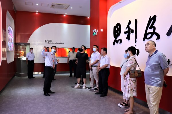 消费者代表参观李锦记品牌展厅