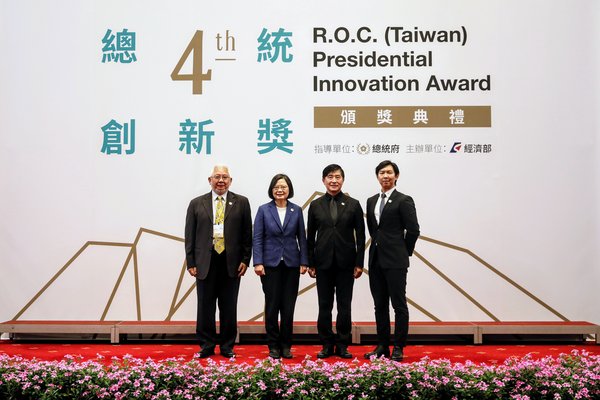 From left to right: Superintendent of Taipei City Hospital Huang Sheng-jean, President Tsai Ing-wen, TDRI President Chang Chi-yi, and Gogolook co-founder Jeff Kuo/ Photo courtesy of the Presidential Office