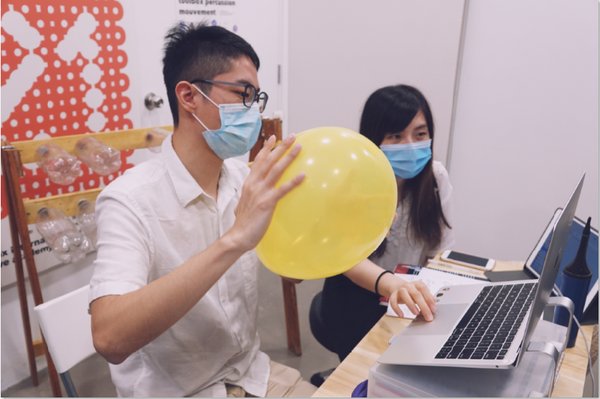 來自「敲擊襄」的導師在聽覺實驗室教導同學如何運用氣球發出不同聲音，再加以節奏將氣球的聲音奏成音樂。
