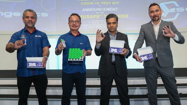 From Left: Dato' Madani Sahari, Chief Executive Officer, Malaysia Automotive, Robotics and IoT Institute (MARii), Nasrul Hazim, Co-founder, Developers Hub Sdn. Bhd., Hasrimy M. Hasan, Co-founder, Developers Hub Sdn. Bhd.