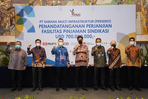 Left to Right: 1. Iwan Satawidinata-President Director, PT Bank CTBC Indonesia; 2. Harapman Kasan - Wholesale Banking Director, PT Bank UOB Indonesia; 3. Pancaran Affendi - Managing Director, Head of Global Corporate and Institutional - MUFG Bank Ltd. Jakarta Branch; 4. Edwin Syahruzad - CEO PT Sarana Multi Infrastruktur (Persero); 5. Donald Sianipar - Global Banking Head, Standard Chartered Bank Jakarta Branch; 6. Darwin Trisna Djajawinata – CFO  PT Sarana Multi Infrastruktur (Persero); 7. Handojo Wibawanto S - Corporate Marketing Director, Bank of China (Hong Kong) Ltd.