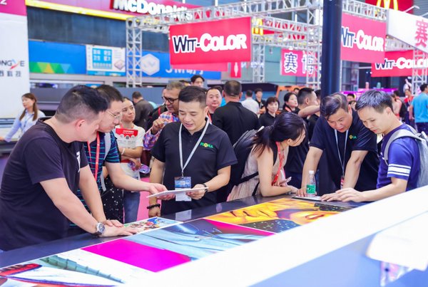 图为2019年SIGN CHINA展会现场，商贸气氛浓烈