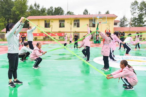 四川省凉山州布拖县拉达乡中心校的孩子们首次参加安踏体育课