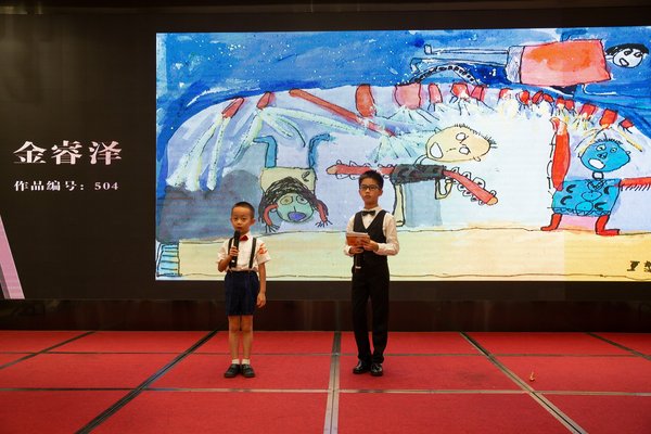 小朋友上台讲解自己创作的画作，稚嫩画笔，绘出不一样的孩童世界