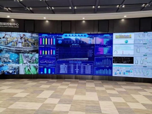 访客可以在完美中国数字化日化车间的展厅内了解车间的运行情况