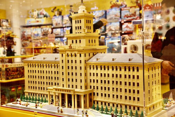 乐高3D地标模型-“哈工大主教学楼” 共使用大约163,000个乐高积木颗粒，耗时660小时