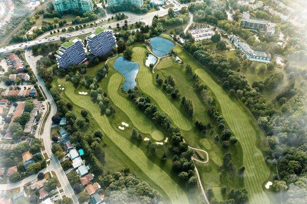Royal Bayview毗鄰私人高爾夫球場，享環迴綠野景觀