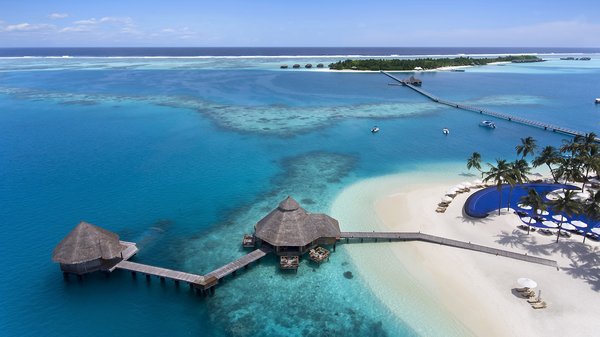 马尔代夫伦格里岛康莱德度假村提供双岛体验