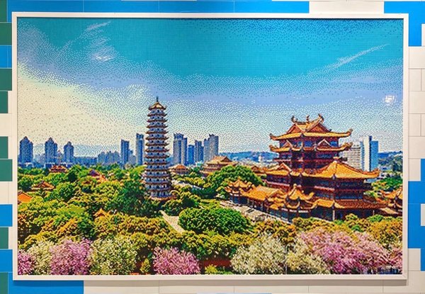 乐高马赛克画-“福州天际线” 共使用大约100,000个乐高积木颗粒，耗时760小时