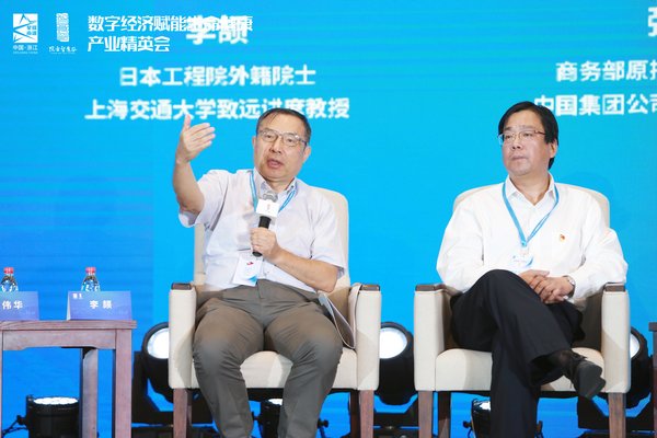 （左一）日本工程院外籍院士、上海交通大学讲席教授李颉