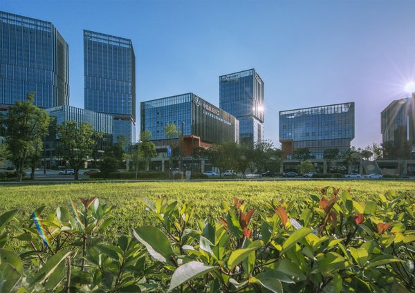 เขตเมืองใหม่เทียนฝู่ นครเฉิงตู (Chengdu Tianfu New Area) เป็นต้นกำเนิดแนวคิดการพัฒนาเมืองแบบใหม่ที่เรียกว่า "เมืองอุทยาน" (park city) ซึ่งผสมผสานชีวิตความเป็นอยู่ของประชาชน การสร้างเมือง การพัฒนาสิ่งแวดล้อมและอุตสาหกรรมเข้าด้วยกันอย่างสมดุล