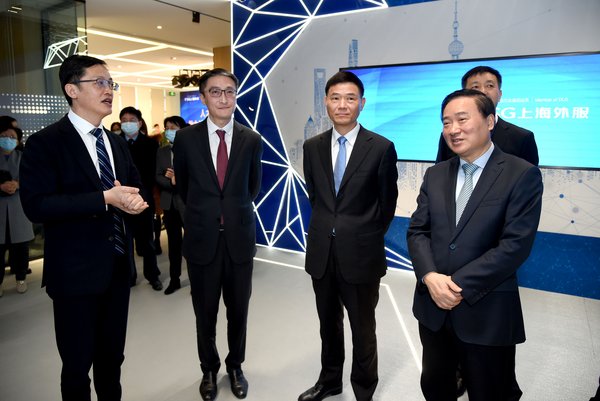 浦东新区领导参观国际人才港上海外服展示厅。